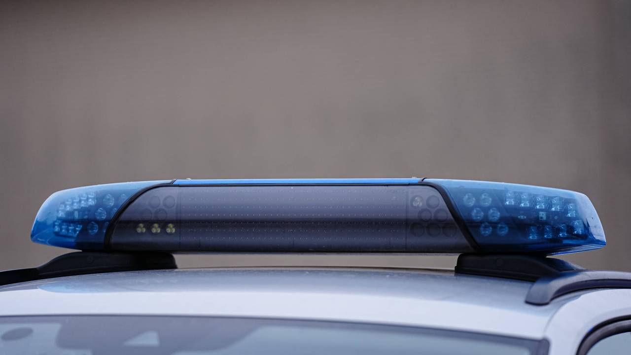 Polizeiauto mit eingeschaltetem Blaulicht