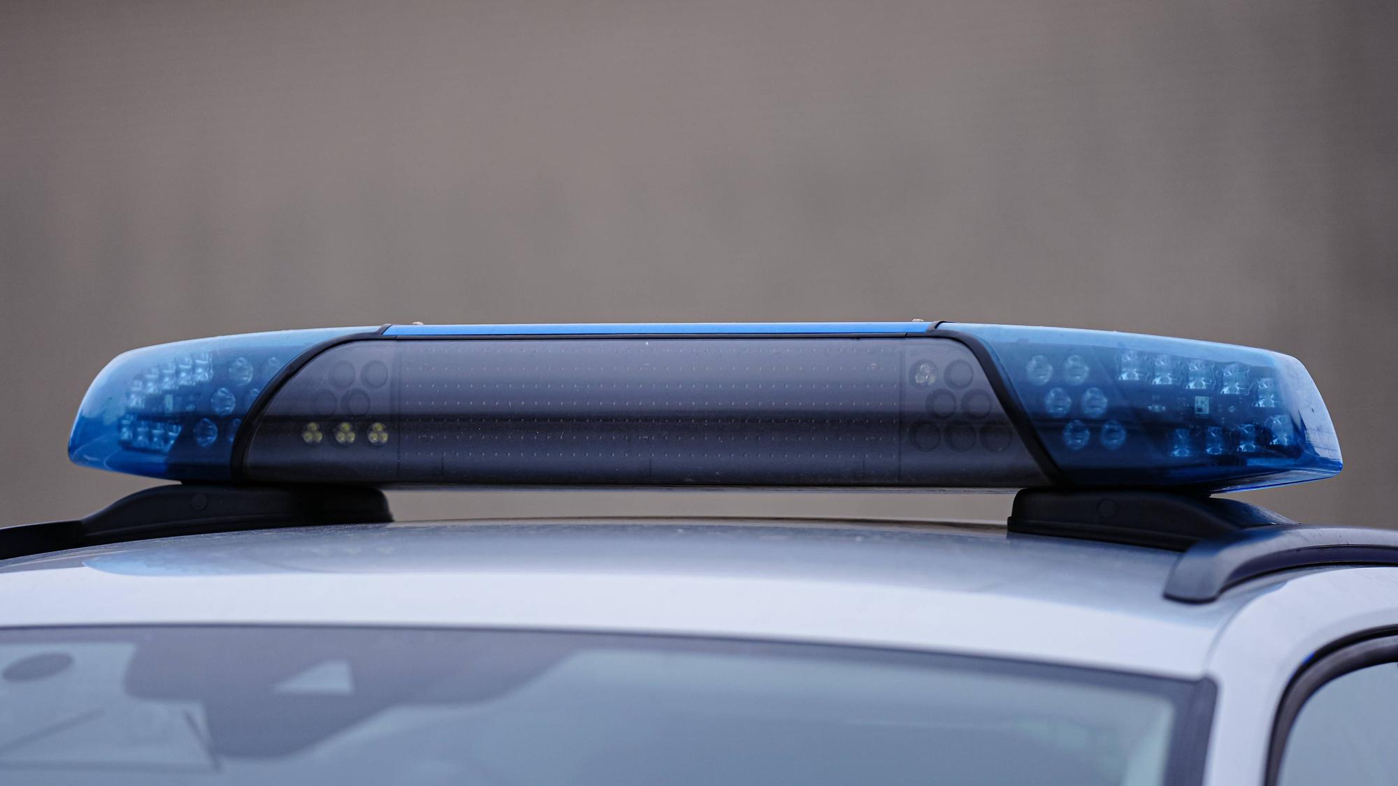 Polizeiauto mit eingeschaltetem Blaulicht