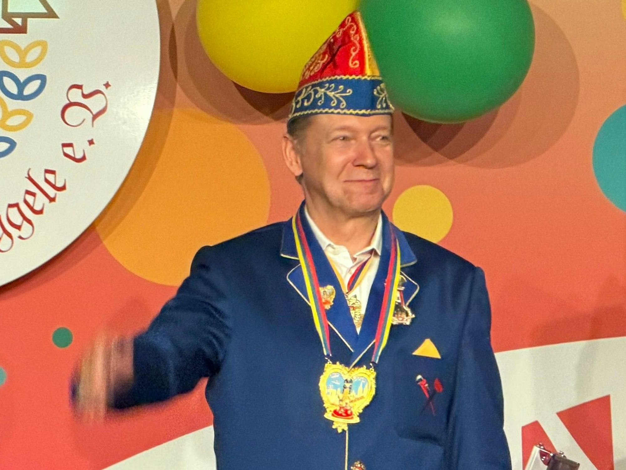 Michael Pohl leitet die Sitzung auf der Bühne.