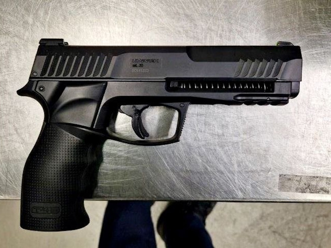 Sichergestellte Druckluftpistole mit Zubehör liegt auf einem Tisch.