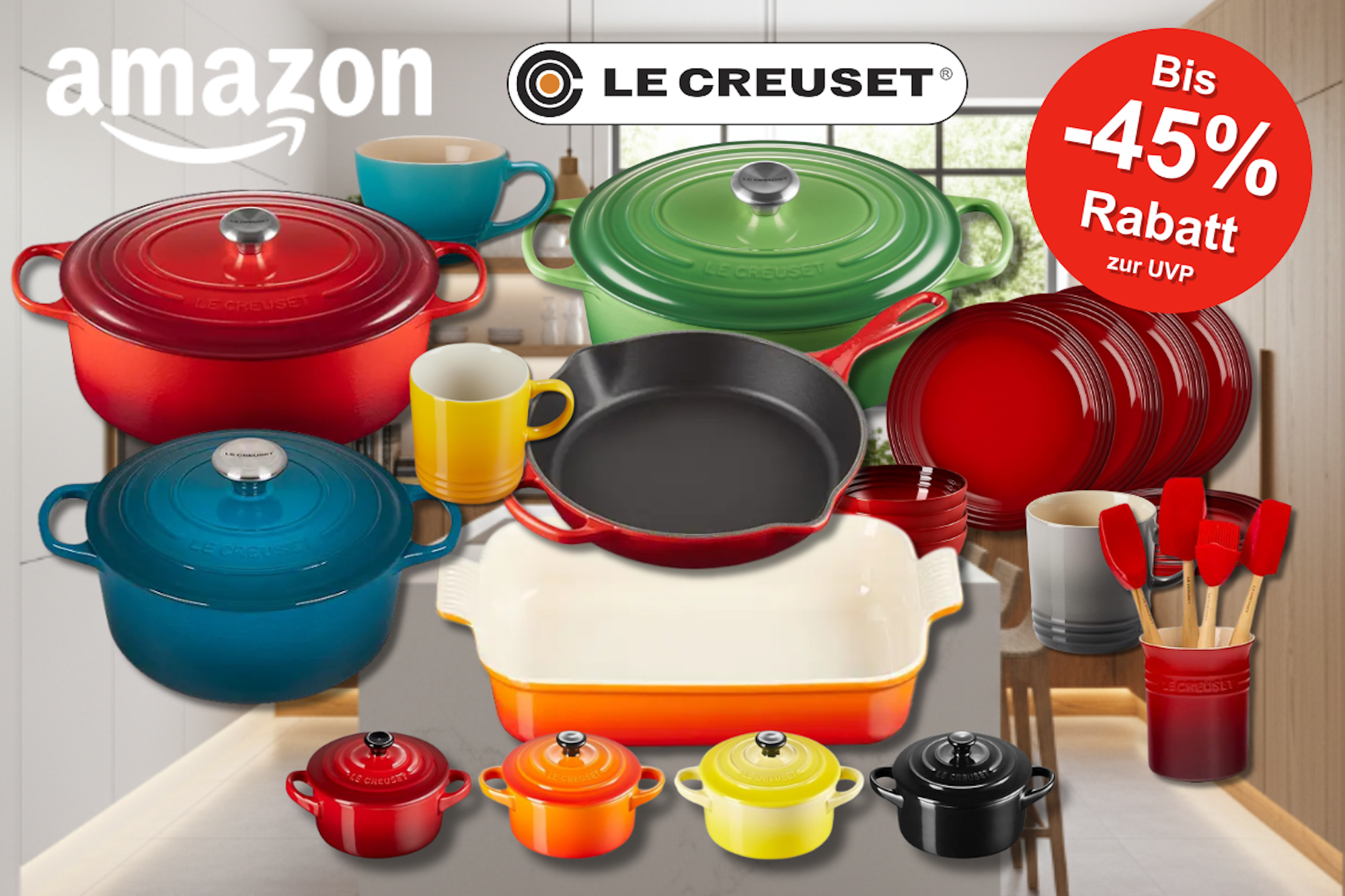 Eine edle Küche mit einem Silvester Feuerwerk vor dem Fenster, davor Le Creuset Küchenprodukte in verschiedenen Farben und Modellen, darunter Bräter, Pfannen, Tassen und Auflaufformen – in Schwarz, Rot, Blau, Grün und Orange.