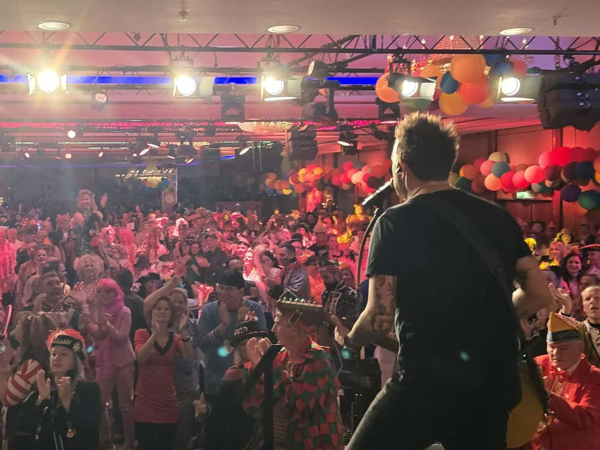 Die Paveier stehen beim Auftritt auf der Bühne.