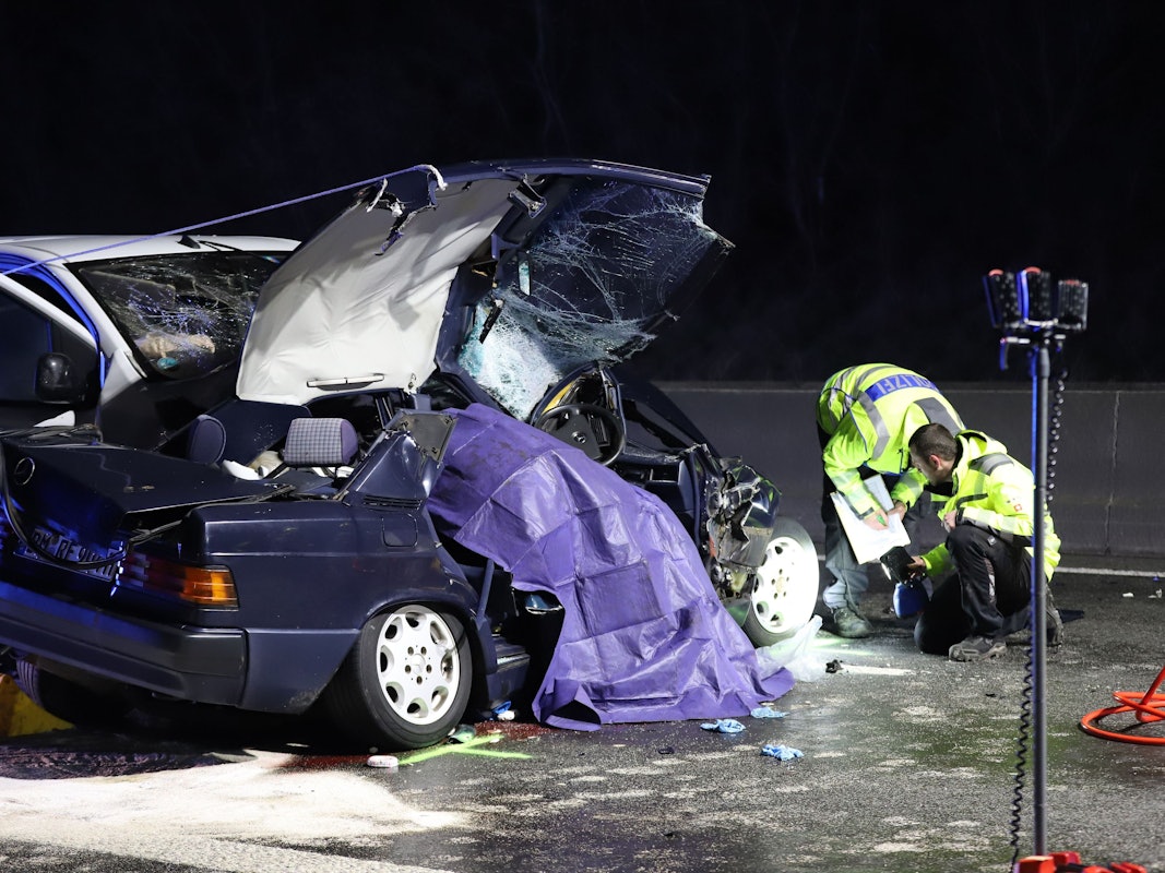 Drei Menschen sind am Abend bei einem schweren Verkehrsunfall auf der Autobahn 61 bei Bergheim in der Nähe von Köln ums Leben gekommen