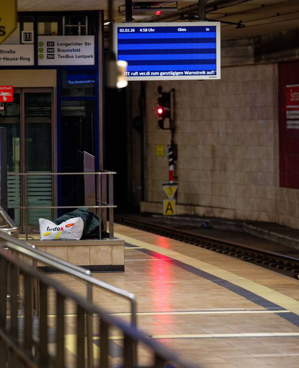 Eine Tafel im leeren U-Bahnhof Ebertplatz weist auf einem Warnstreik hin. Verdi ruft bundesweit zu Warnstreiks im Nahverkehr auf, Fahrgäste in zahlreichen deutschen Städten müssen sich am Montag auf erhebliche Einschränkungen im öffentlichen Nahverkehr einstellen.