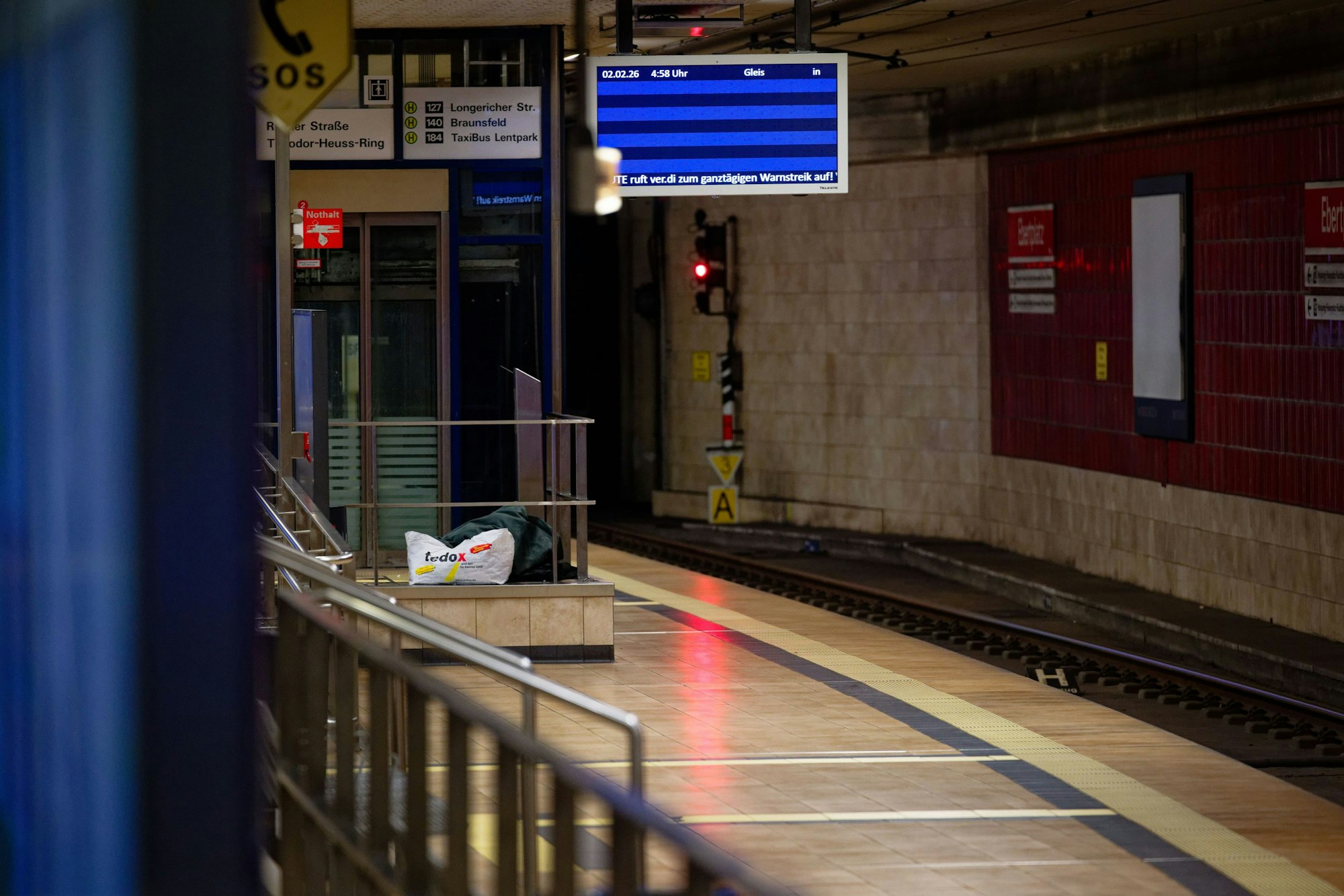 Eine Tafel im leeren U-Bahnhof Ebertplatz weist auf einem Warnstreik hin. Verdi ruft bundesweit zu Warnstreiks im Nahverkehr auf, Fahrgäste in zahlreichen deutschen Städten müssen sich am Montag auf erhebliche Einschränkungen im öffentlichen Nahverkehr einstellen.