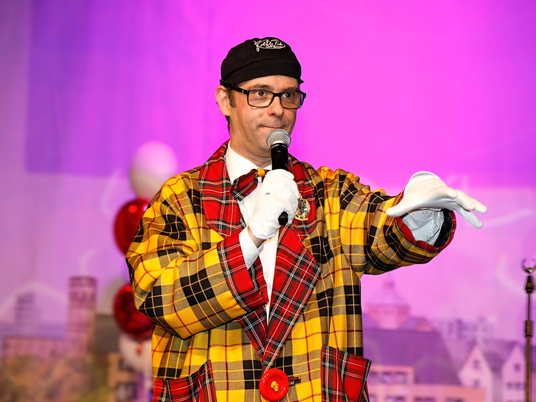 Marc Metzger steht bei einem Auftritt auf der Bühne.