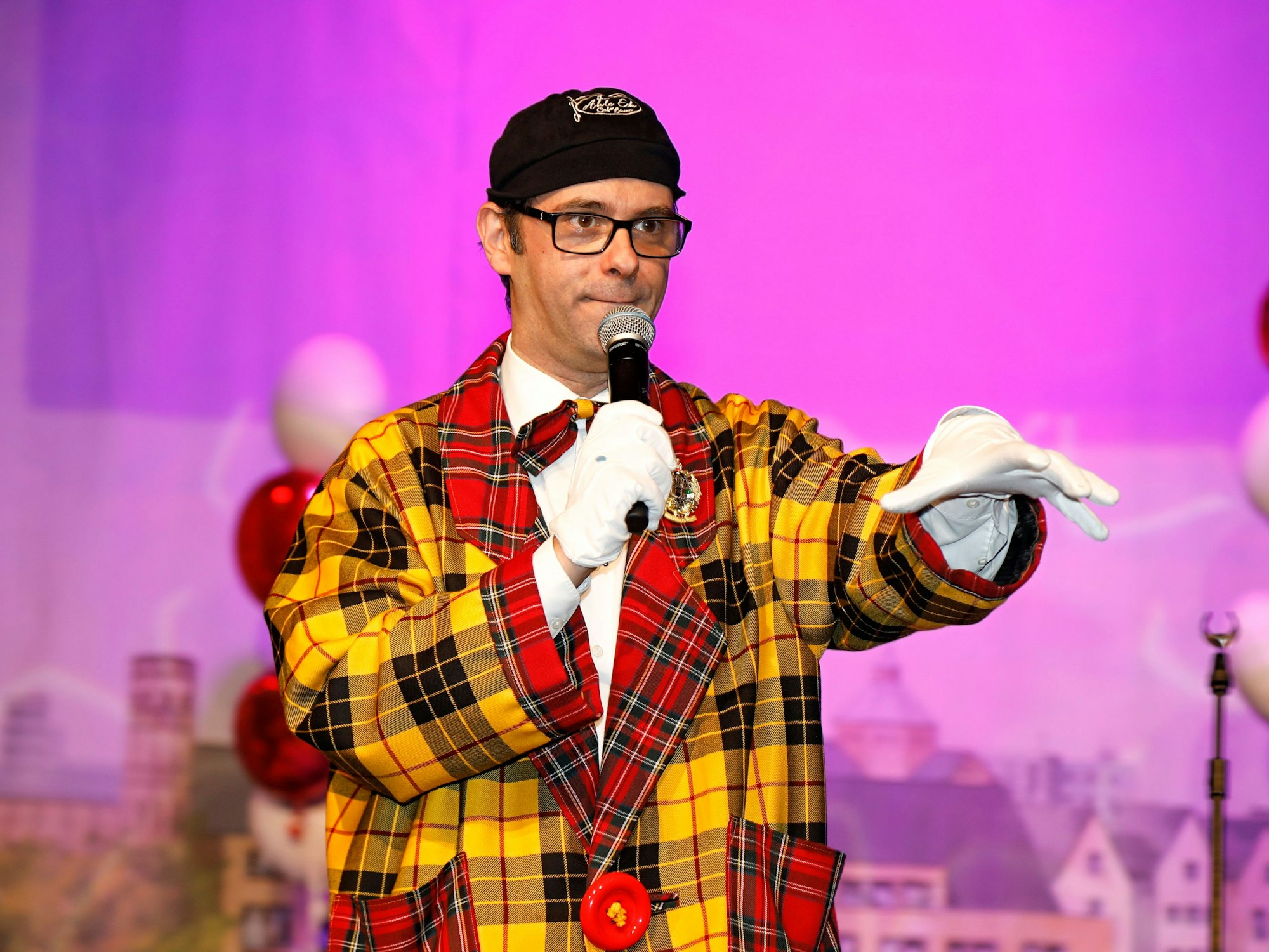 Marc Metzger steht bei einem Auftritt auf der Bühne.