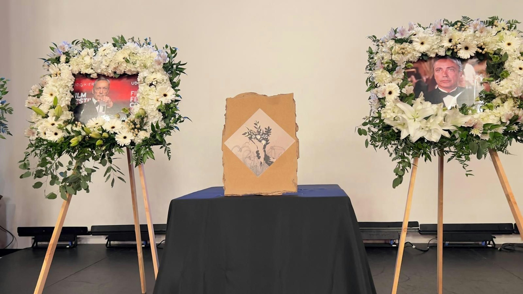 Kränze auf einer Bühne