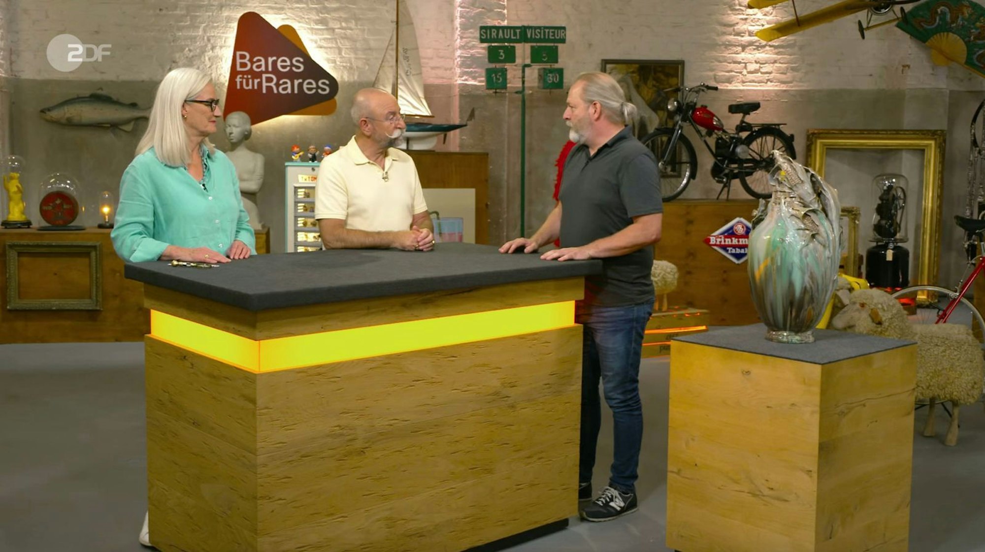 Die Bodenvase begleitete Stephan aus Nürnberg schon seit seiner Jugend. Einst stand sie im Schlafzimmer seines Onkels - ein vertrauter Anblick „auf dem Flokati“, erzählte er. Heute wirkte das Erbstück auf ihn eher fremd: „Strange, sehr ausgefallen“ und sogar „exotisch“. Deshalb solle es verkauft werden. (Bild: ZDF)