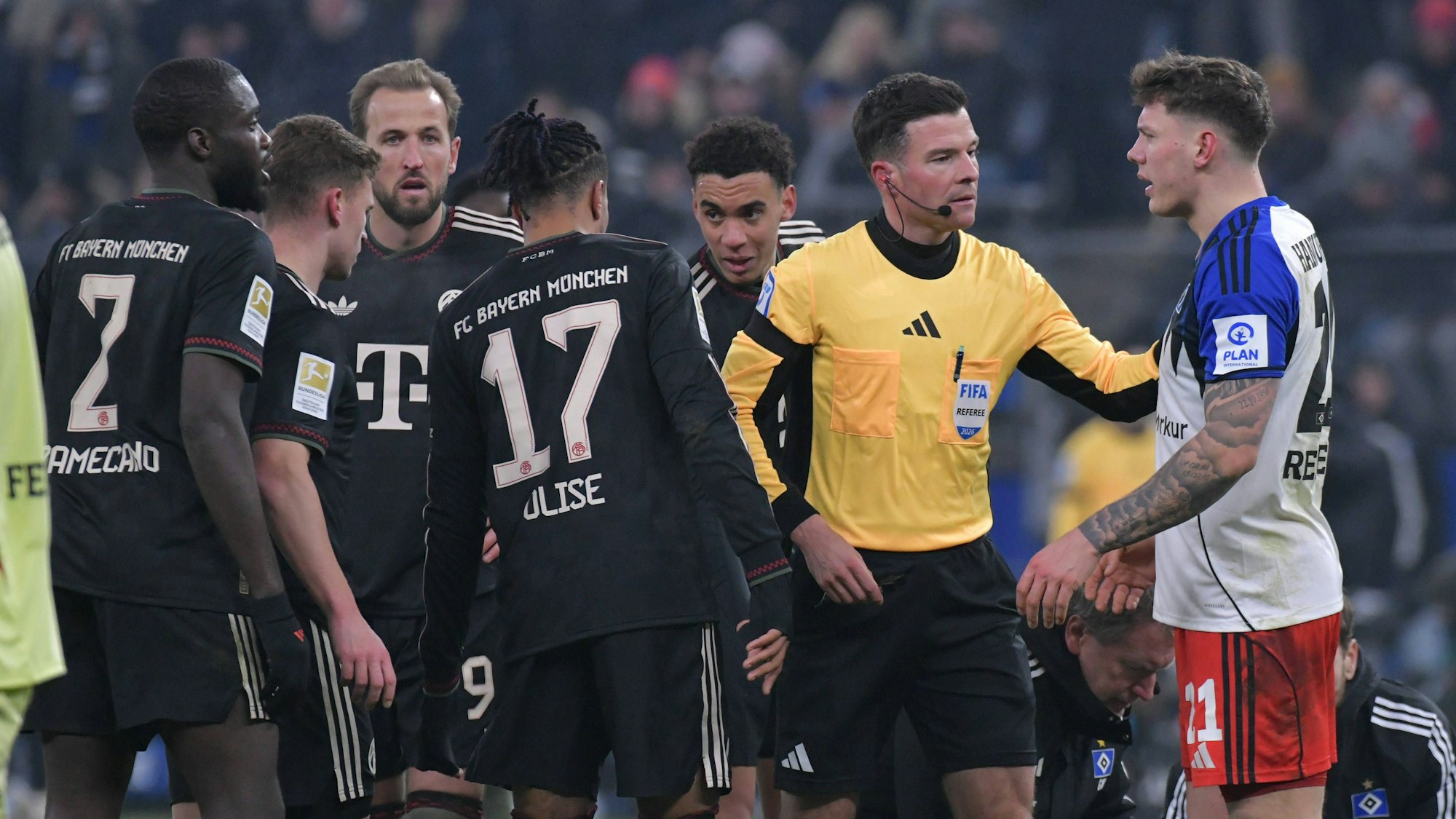 Fußballspieler Joshua Kimmich, Harry Kane und Schiedsrichter Harm Osmers