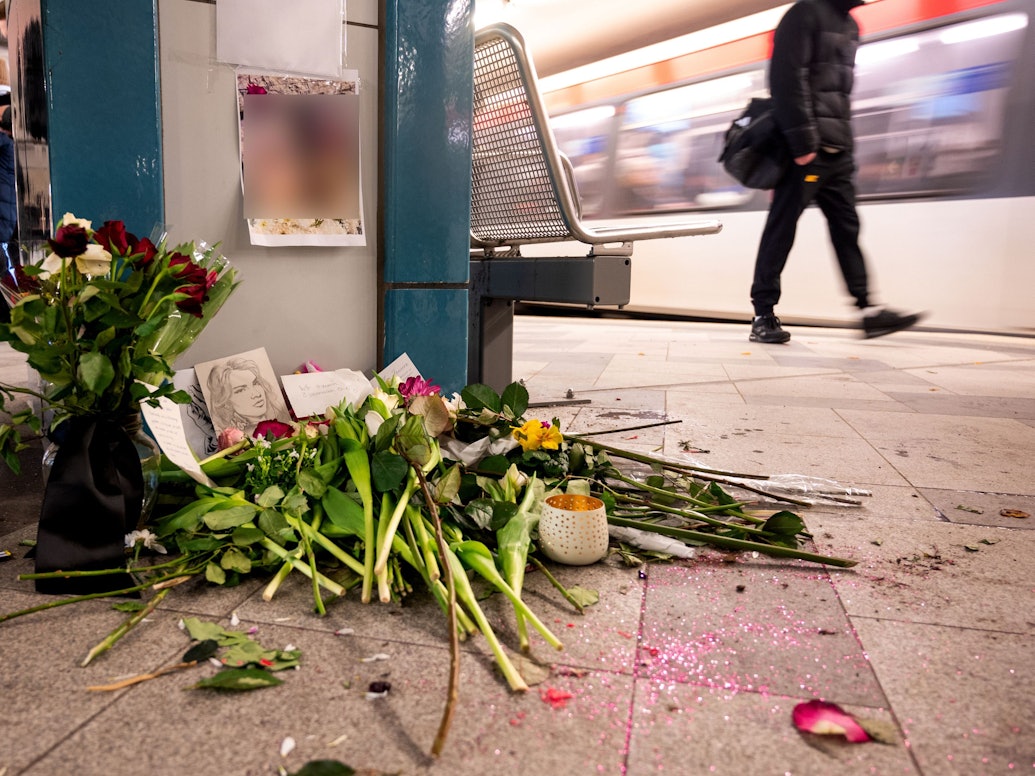 Blumen liegen am U-Bahn «Wandsbek-Markt».