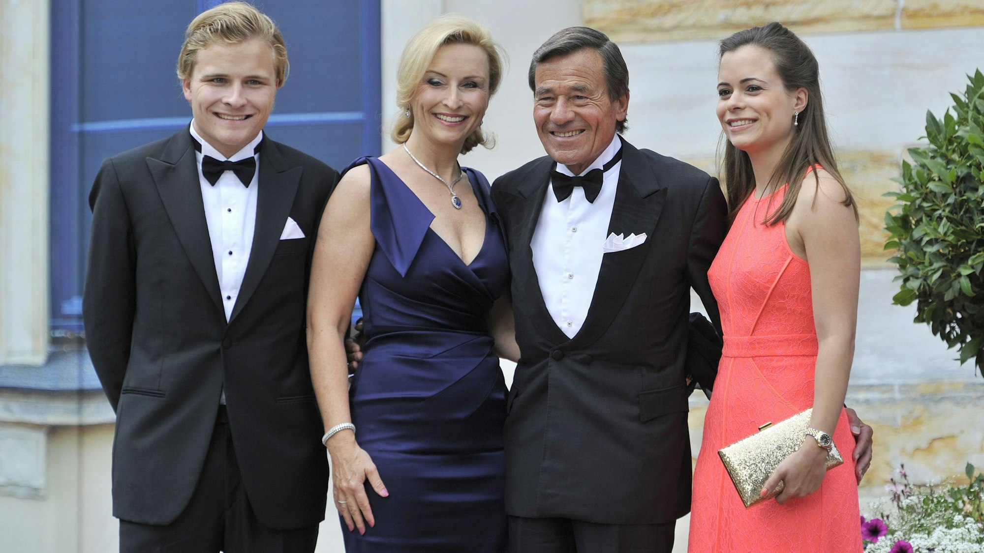 v. l.: Wolfgang Grupp Jr., Elisabeth Grupp, Wolfgang Grupp (Textilunternehmer, Trigema) und Bonita Grupp bei der Eröffnung der Bayreuther Richard-Wagner-Festspiele am 25. Juli 2014 auf dem Grünen Hügel in Bayreuth.