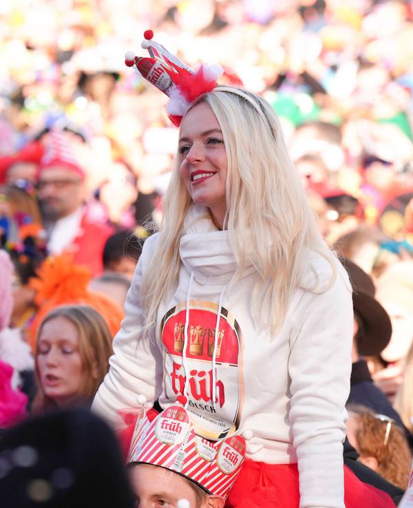 Bunt verkleidete Jecken feiern Karneval