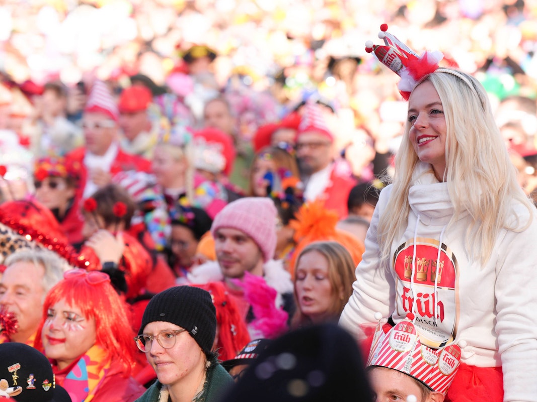 Bunt verkleidete Jecken feiern Karneval