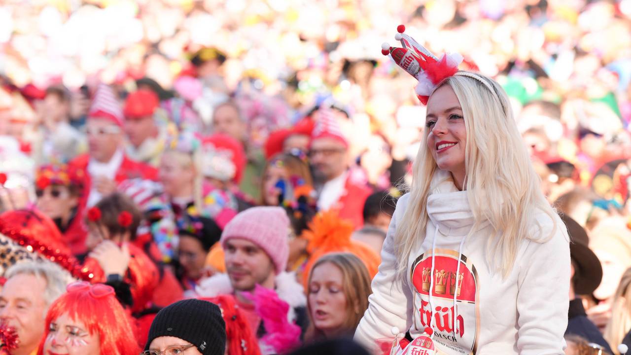Bunt verkleidete Jecken feiern Karneval
