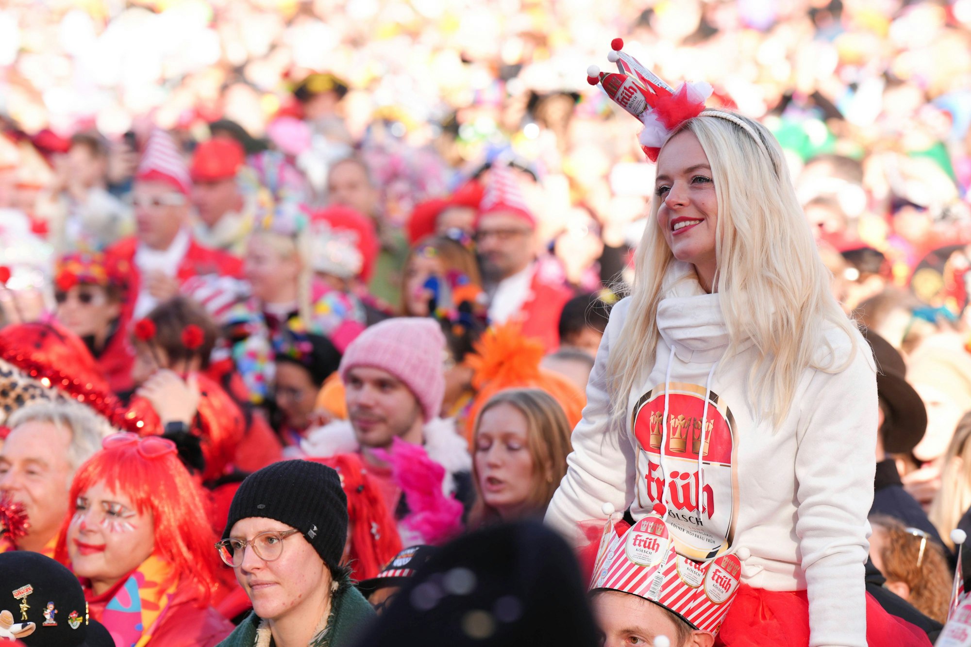 Bunt verkleidete Jecken feiern Karneval