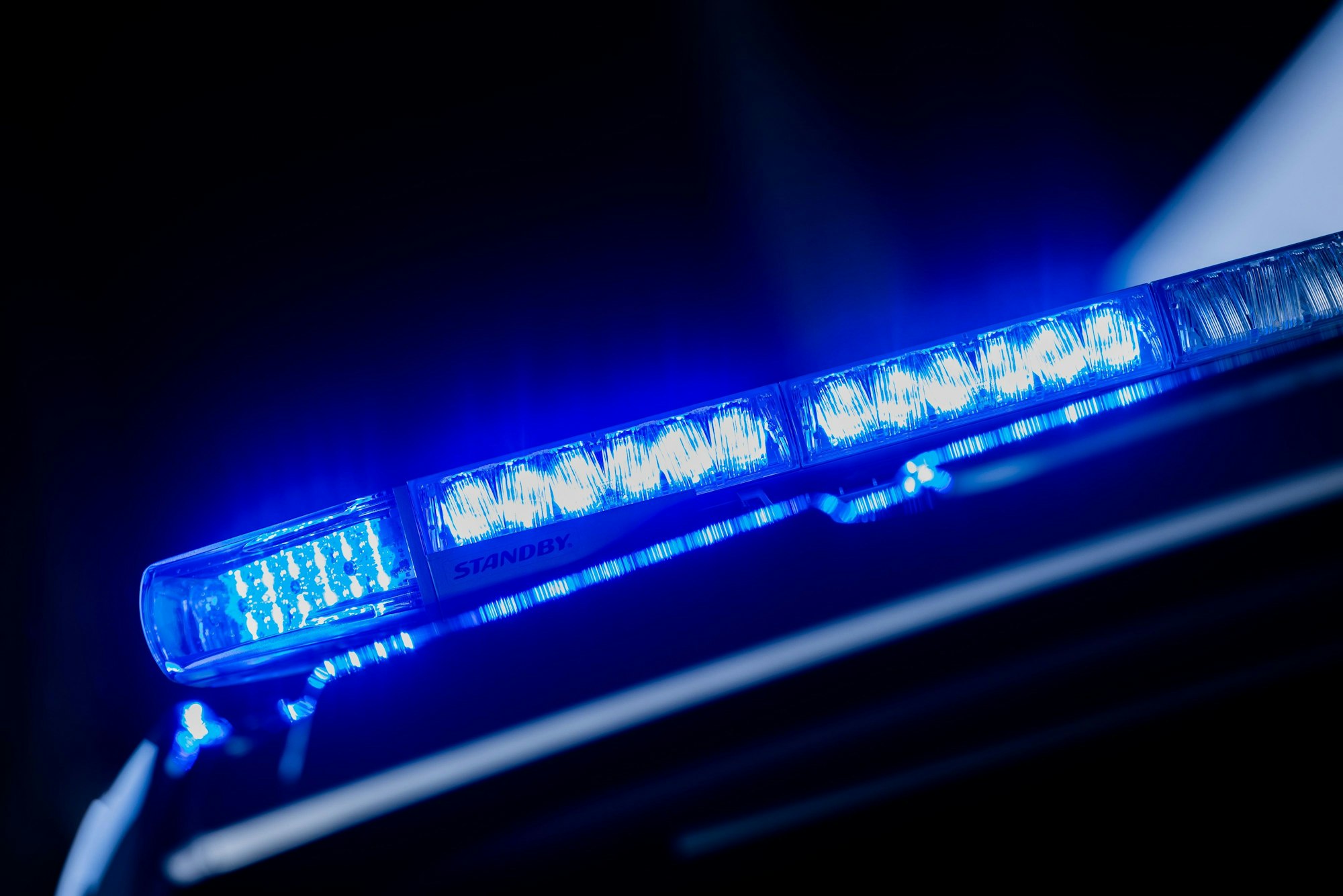 Arbeiter einer Entrümpelungsfirma fanden die Leiche einer Frau in Monheim. Die Polizei ermittelt.