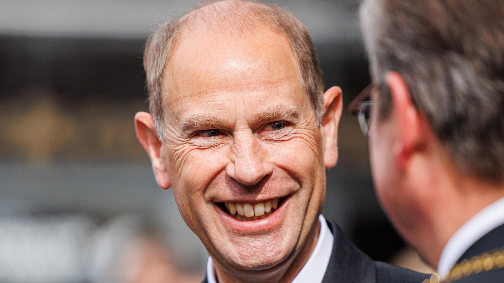 Prinz Edward lacht.