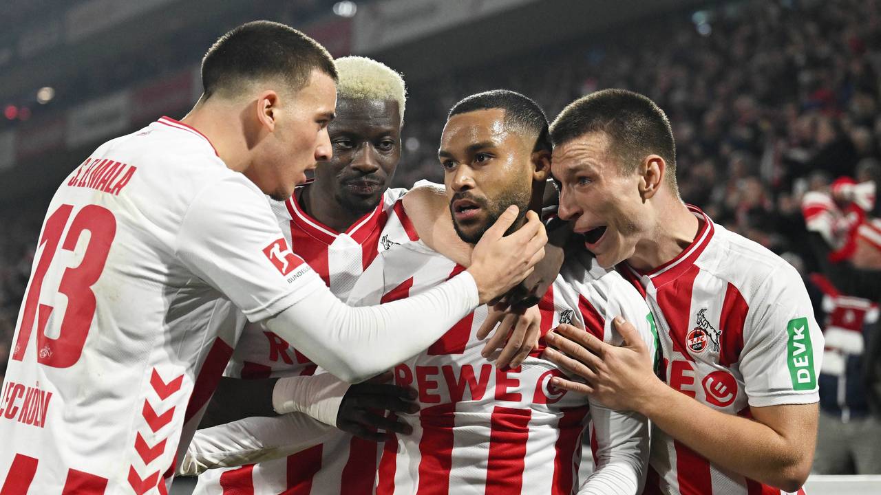 Linton Maina jubelt mit Teamkollegen.