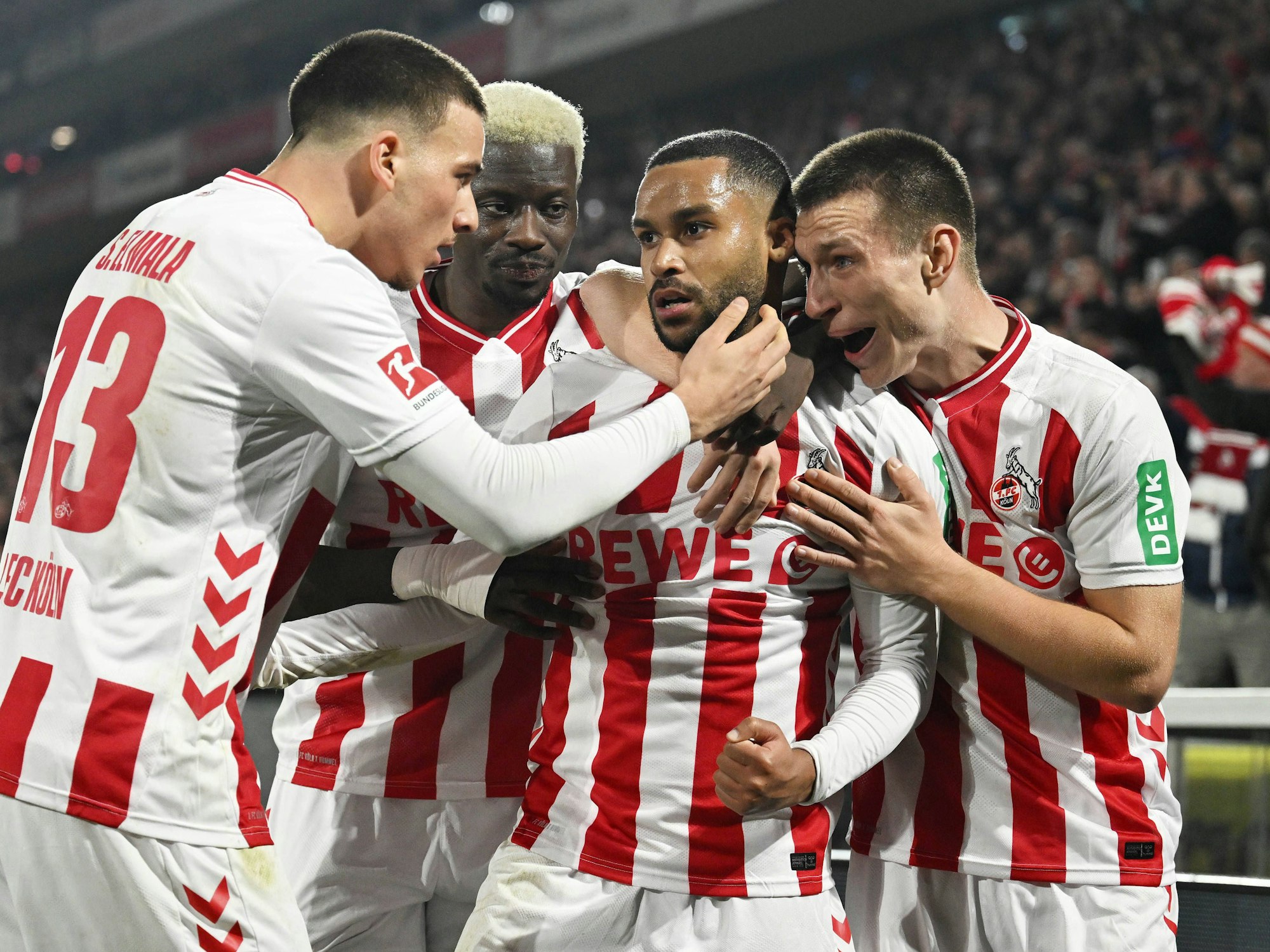 Linton Maina jubelt mit Teamkollegen.