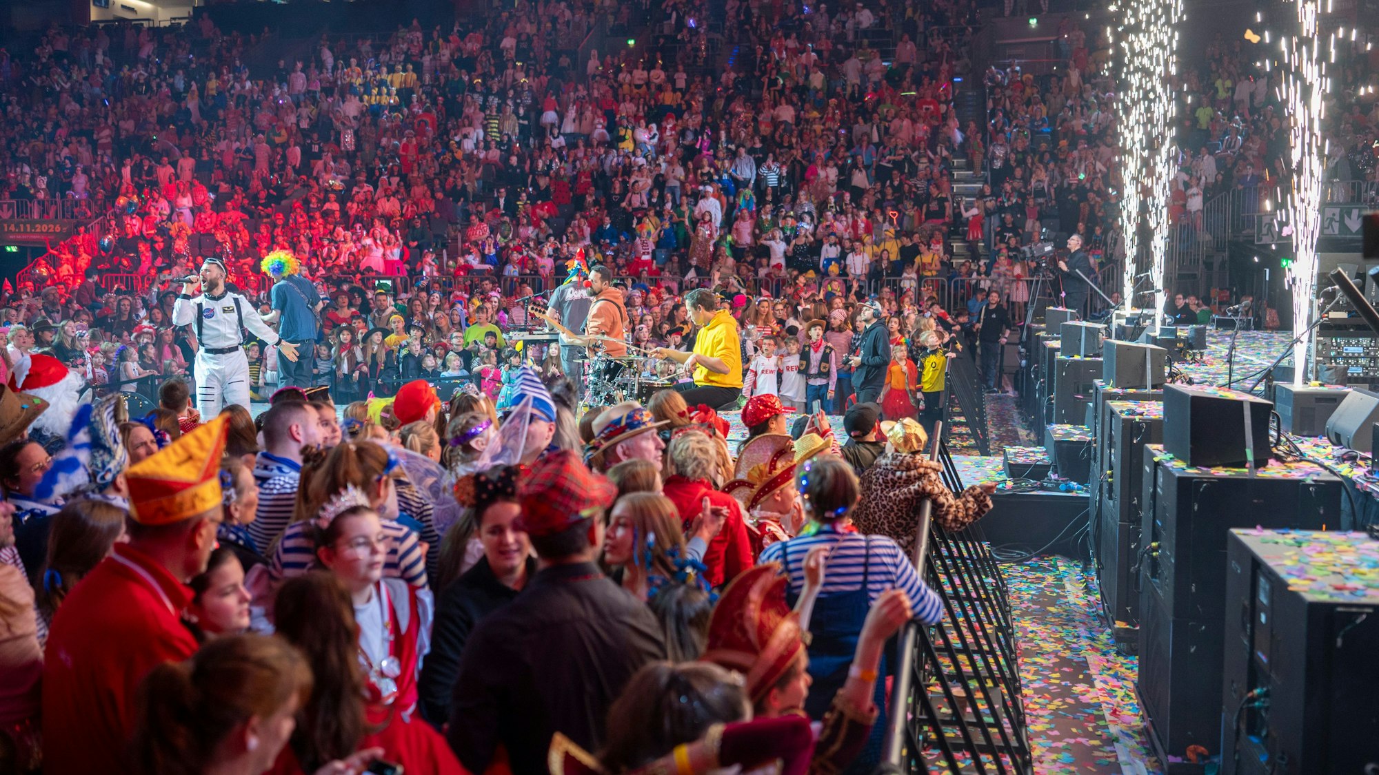 Kinder feiern Karneval bei der lachenden Pänzarena.