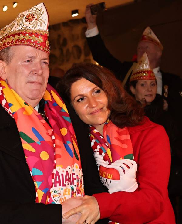 Christoph Kuckelkorn weint neben seiner Frau Katia.