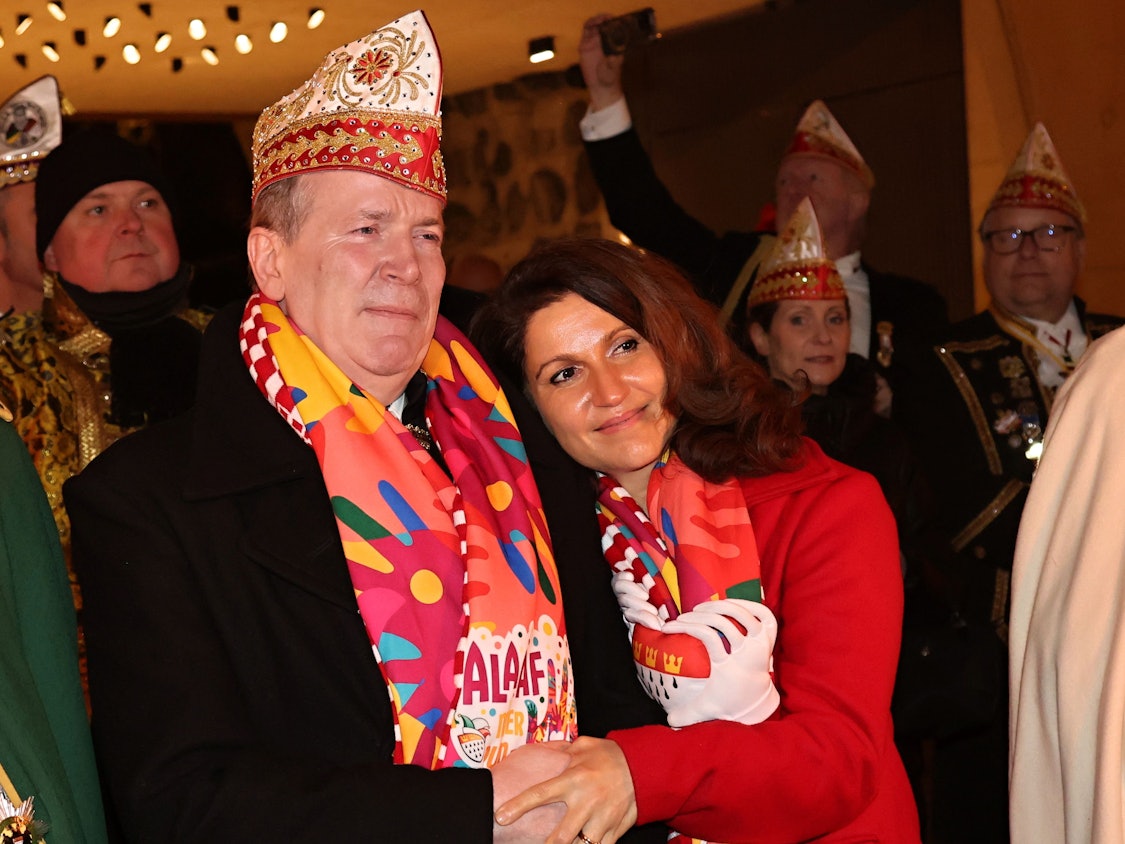 Christoph Kuckelkorn weint neben seiner Frau Katia.