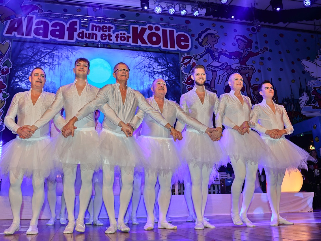 Elferrat tanzt auf der Bühne Männerballett.