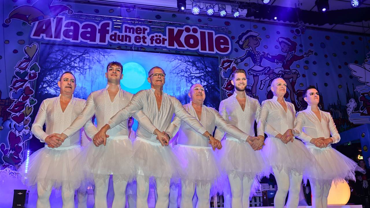 Elferrat tanzt auf der Bühne Männerballett.