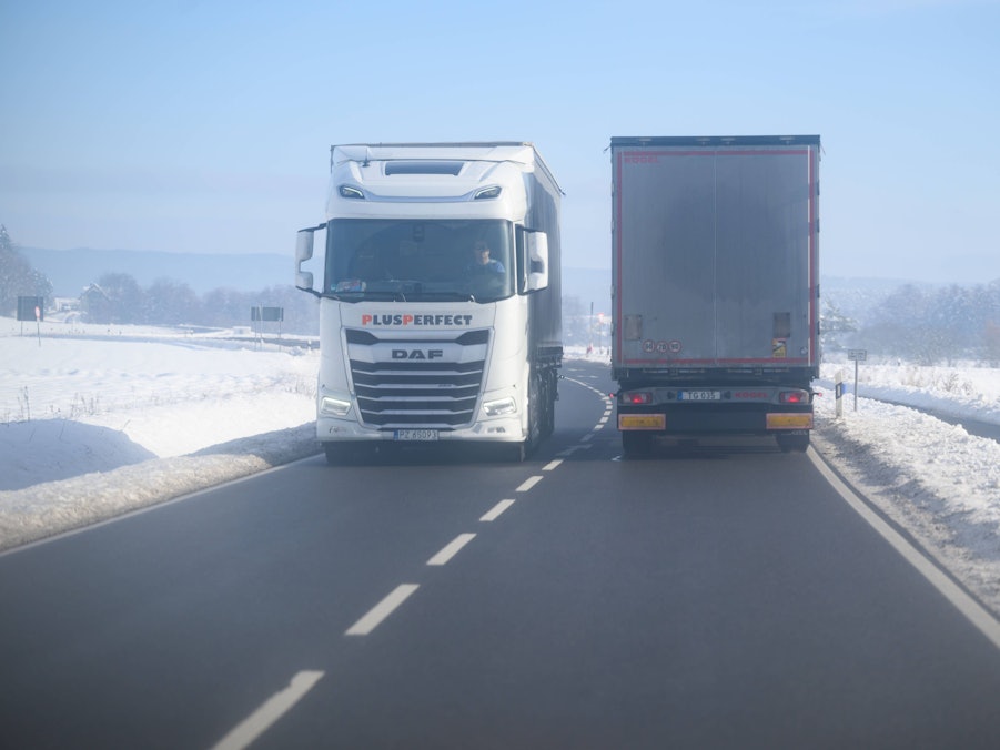 Zwei Lastwagen auf verschneiter Straße