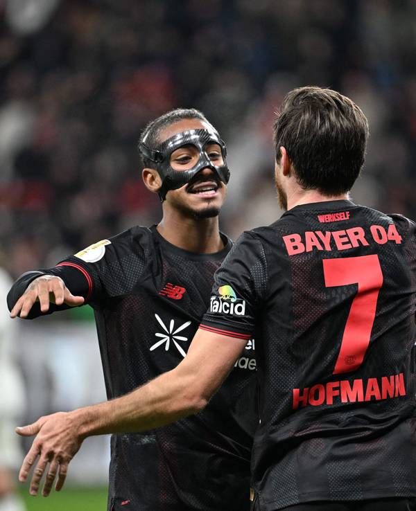 Leverkusens Arthur und Jonas Hofmann jubeln gemeinsam.