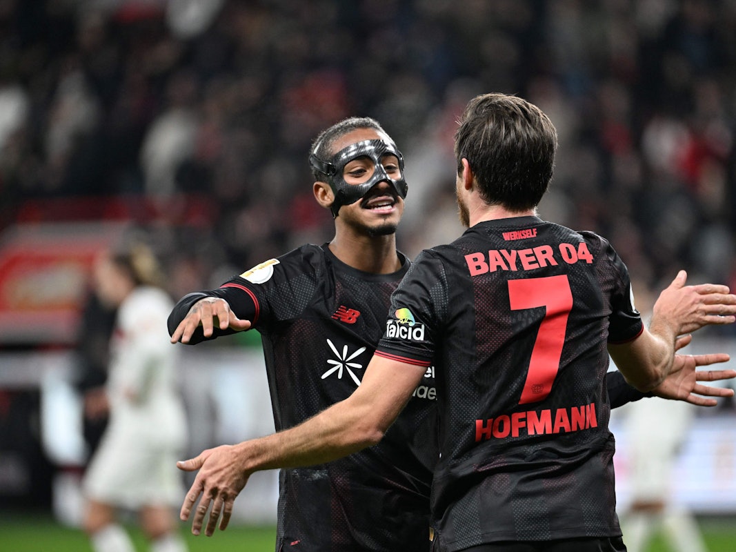 Leverkusens Arthur und Jonas Hofmann jubeln gemeinsam.