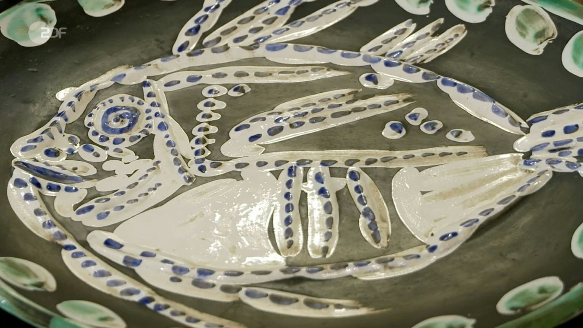 Experte Colmar Schulte-Goltz erklärte, das Mitbringsel sei nach einer Idee von Pablo Picasso geschaffen worden - und bezifferte dessen Wert auf bis zu 9.000 Euro. (Bild: ZDF)