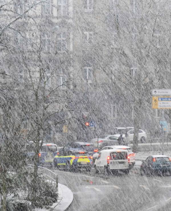 Starker Schneefall behindert den Verkehr in Frankfurt. Der Berieb des Flughafens wurde zeitweise eingestellt.