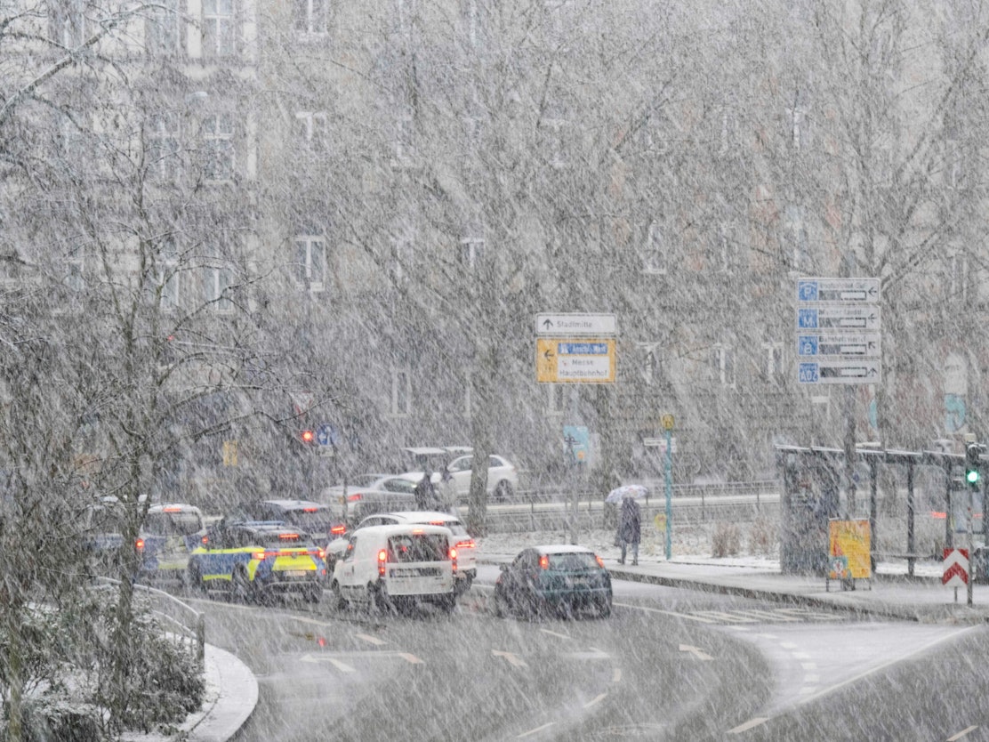 Starker Schneefall behindert den Verkehr in Frankfurt. Der Berieb des Flughafens wurde zeitweise eingestellt.