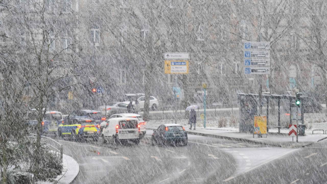 Starker Schneefall behindert den Verkehr in Frankfurt. Der Berieb des Flughafens wurde zeitweise eingestellt.