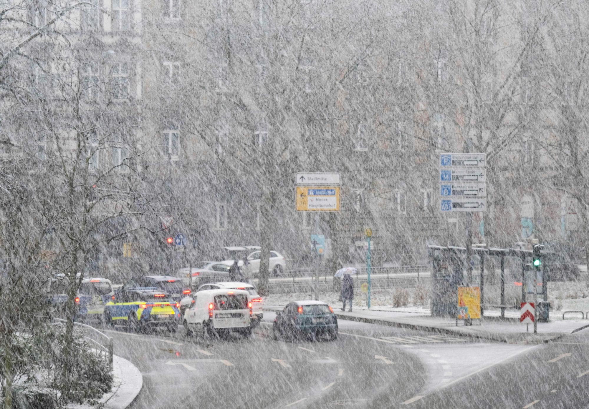Starker Schneefall behindert den Verkehr in Frankfurt. Der Berieb des Flughafens wurde zeitweise eingestellt.