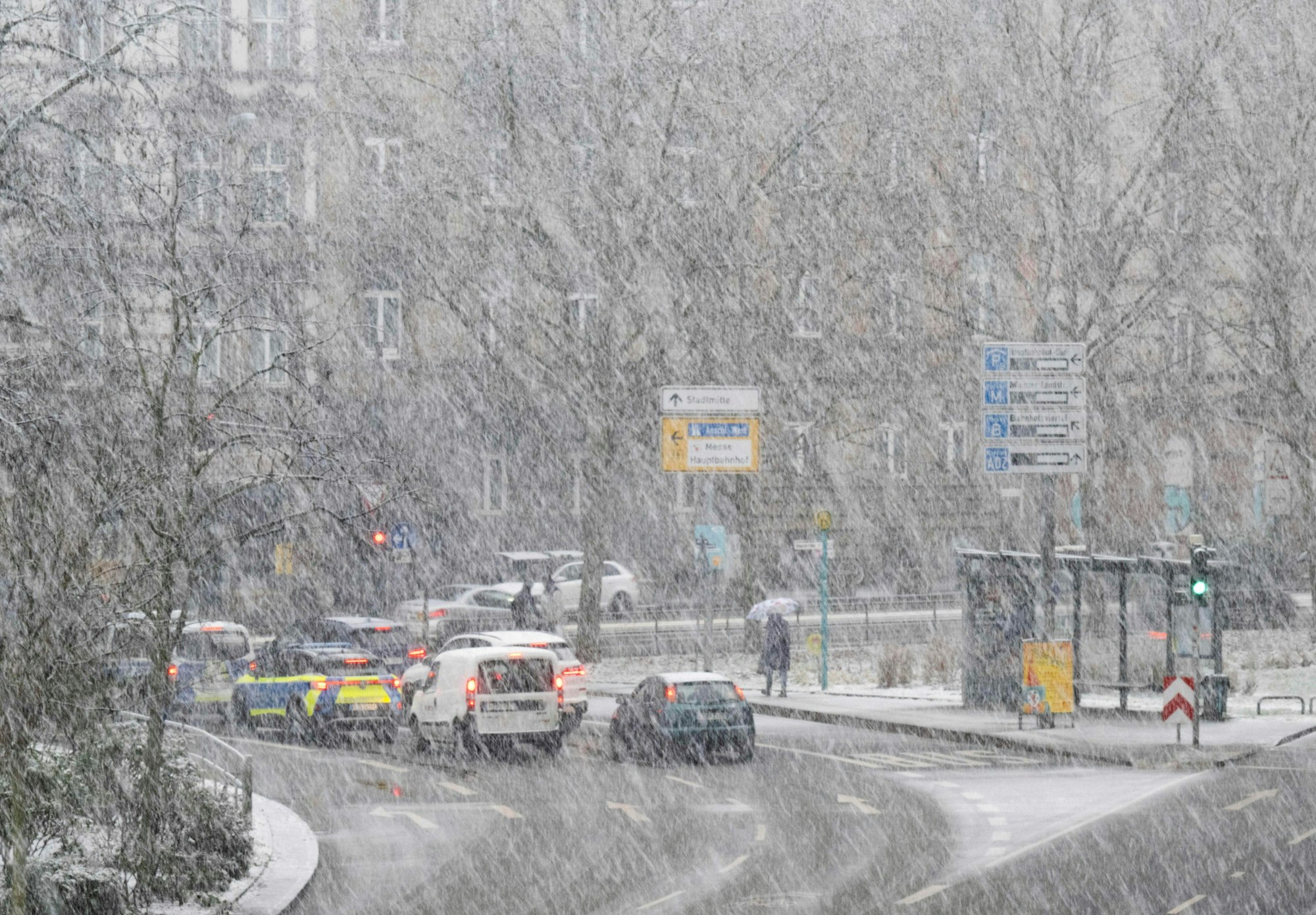 Starker Schneefall behindert den Verkehr in Frankfurt. Der Berieb des Flughafens wurde zeitweise eingestellt.