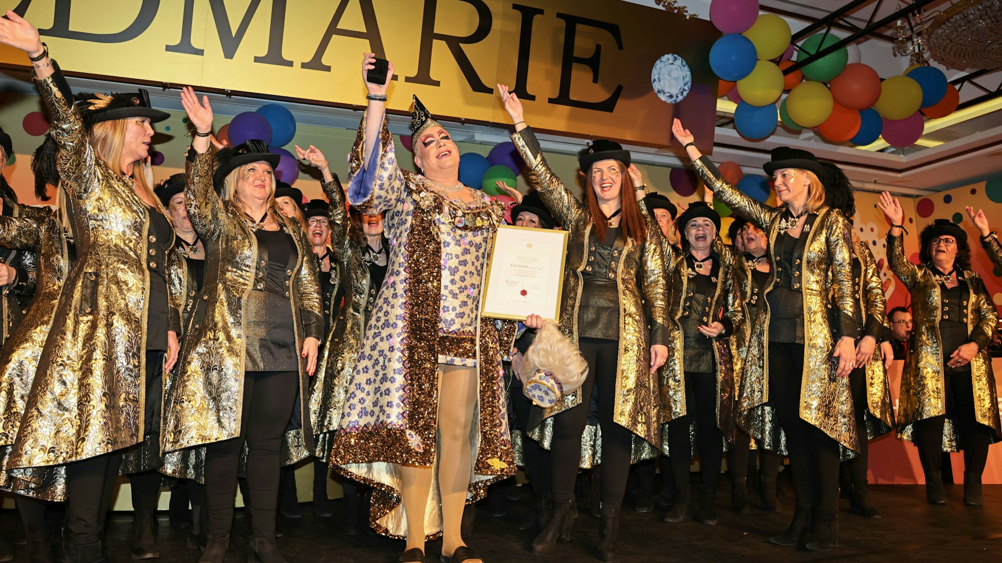 Julie Voyage wird auf der Bühne geehrt.