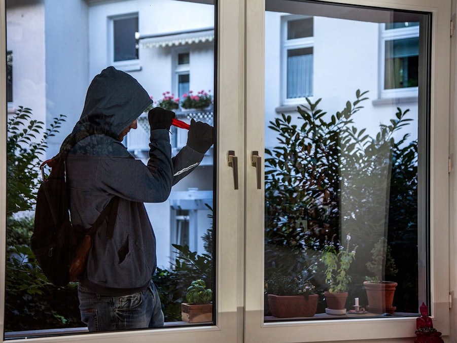 Ein aufgehebeltes Fenster an einem Wohnhaus.