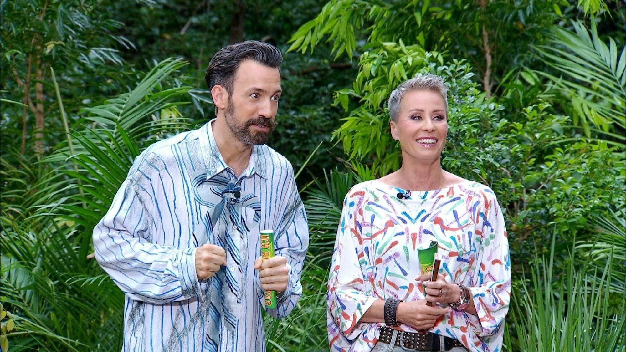 Jan Köppen und Sonja Zietlow verkünden, dass niemand das Camp verlasen muss. (Bild: RTL)