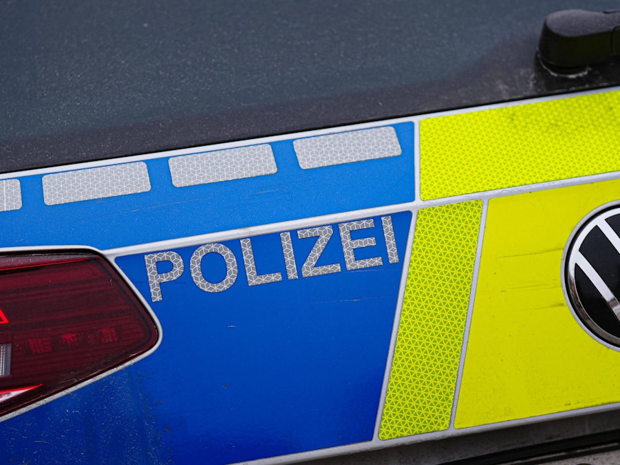 Aufschrift Polizei auf Polizeiauto