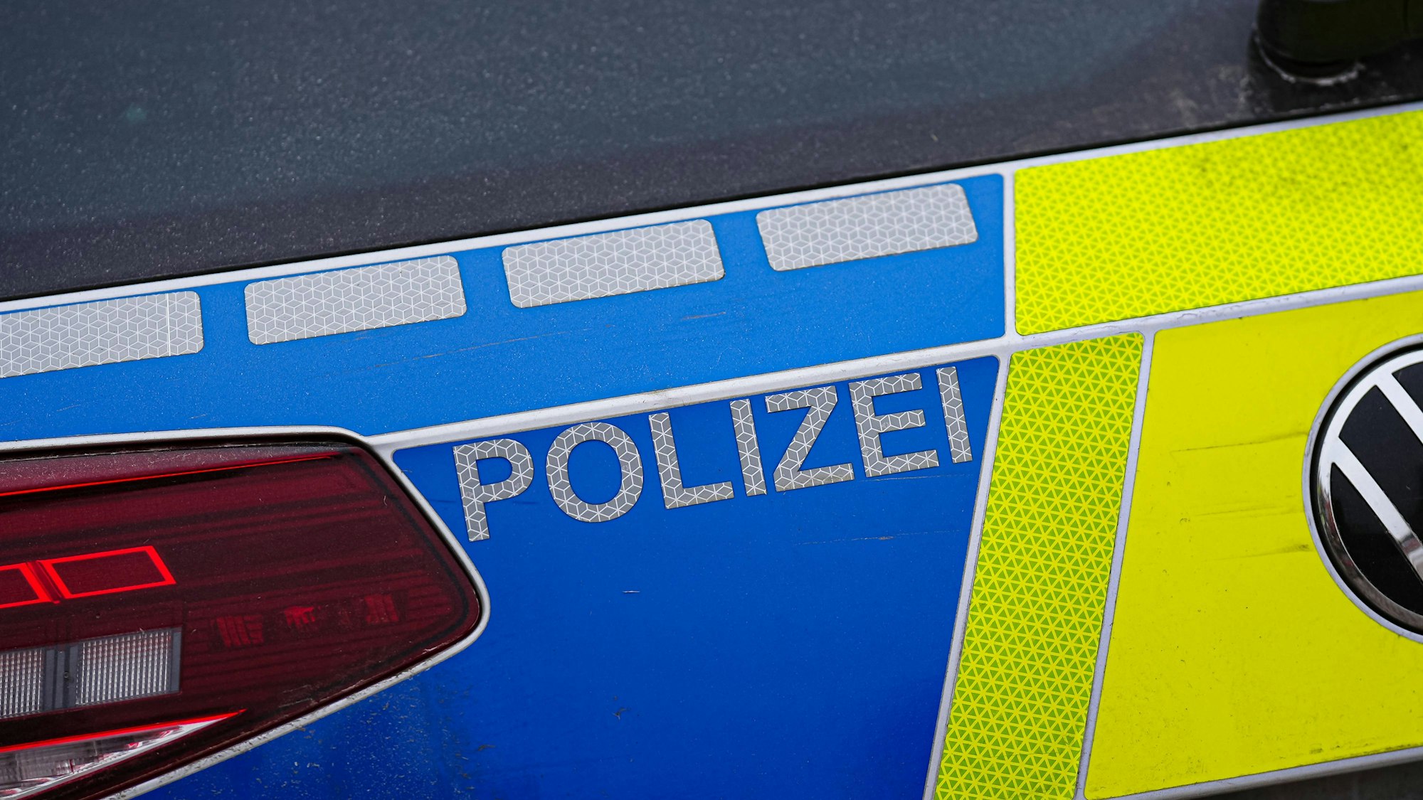Aufschrift Polizei auf Polizeiauto