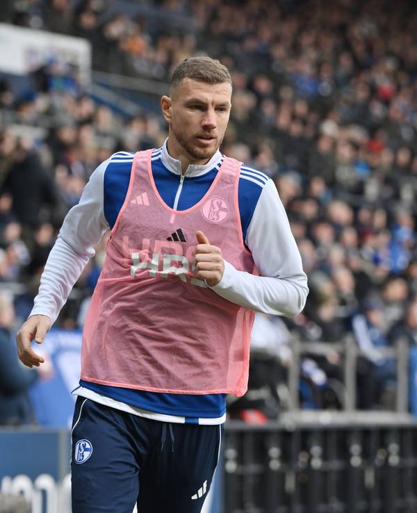 Edin Dzeko bereitet sich auf einen Einsatz bei Schalke 04 vor.