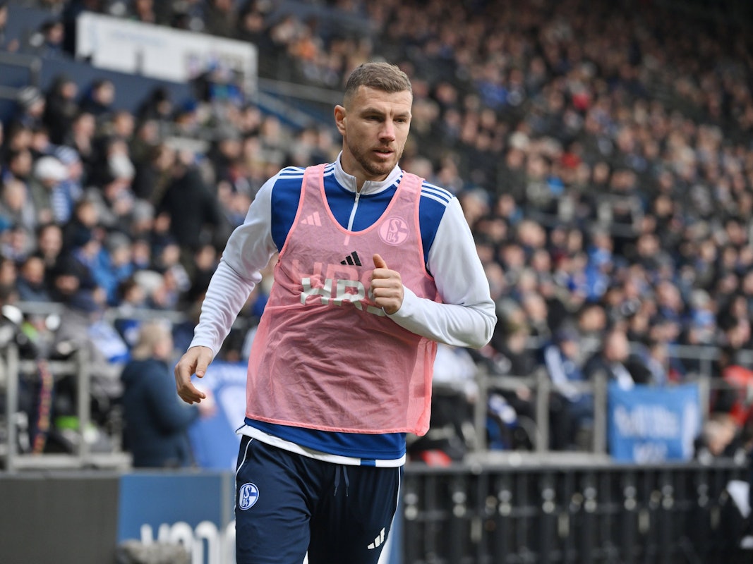 Edin Dzeko bereitet sich auf einen Einsatz bei Schalke 04 vor.