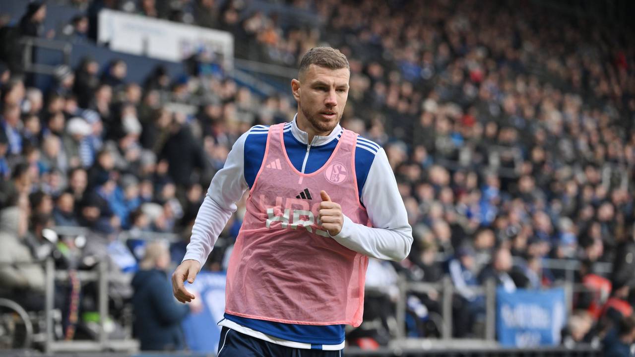 Edin Dzeko bereitet sich auf einen Einsatz bei Schalke 04 vor.