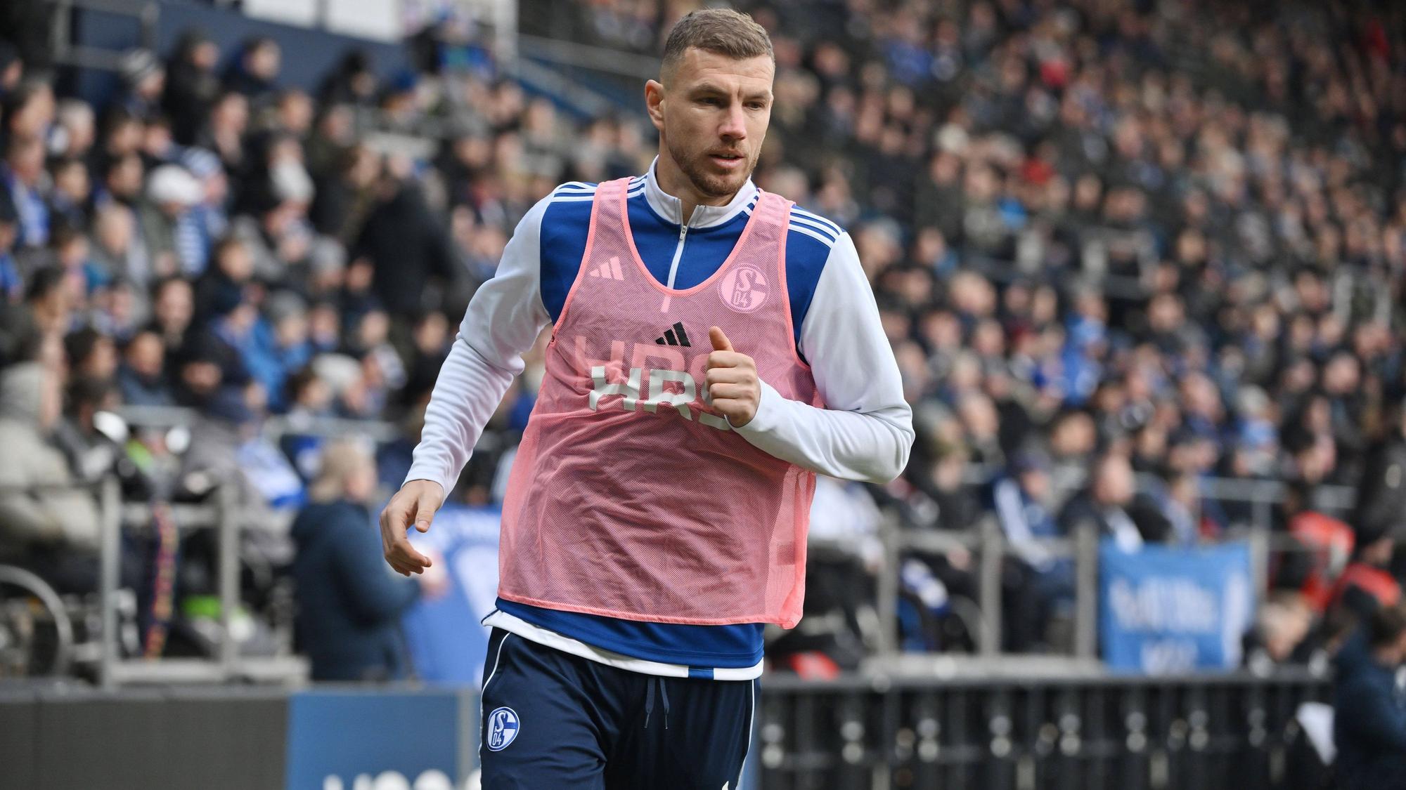 Edin Dzeko bereitet sich auf einen Einsatz bei Schalke 04 vor.