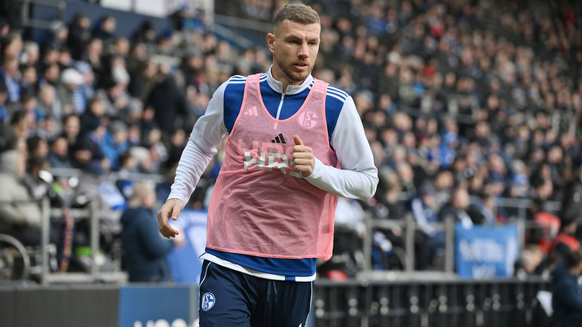 Edin Dzeko bereitet sich auf einen Einsatz bei Schalke 04 vor.