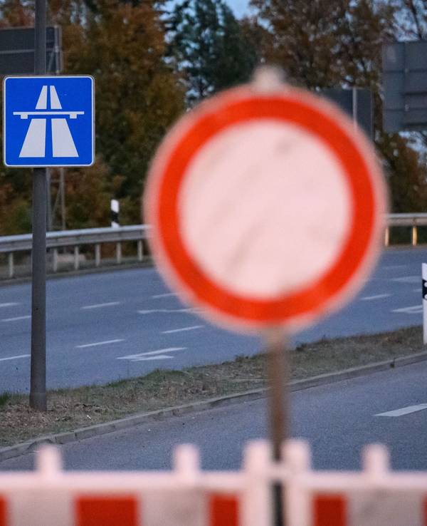 Schilder und Baken stehen während einer Sperrung an einer Autobahn-Anschlussstelle.