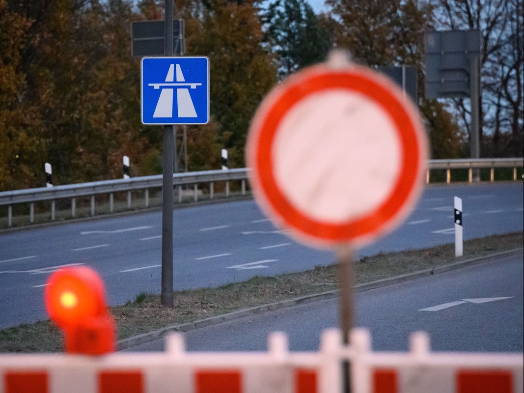 Schilder und Baken stehen während einer Sperrung an einer Autobahn-Anschlussstelle.